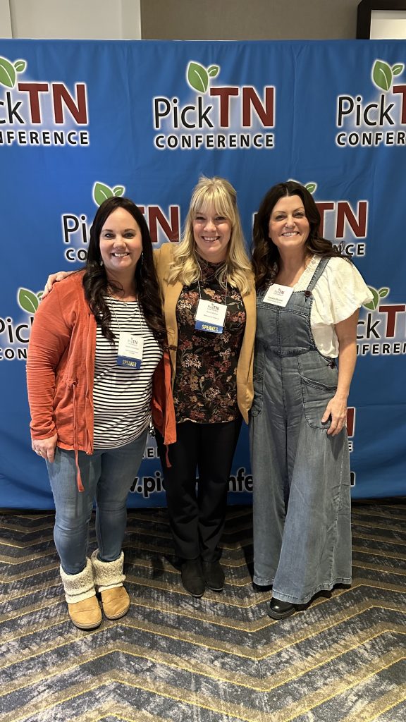 Hanging out with two Tennessee flower farming friends! Sara of Apple and Dove Flower Co. and Carolyn of Southern Bella Blooms Flower Farm!